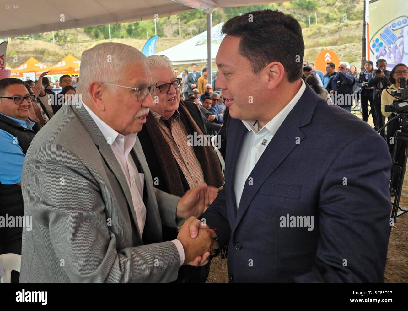 CUENCA SIGNE UN CONTRAT GUANGARCUCHO USINE DE TRAITEMENT DES EAUX USÉES Cuenca, Équateur 20 août 2025 Cuenca aura une nouvelle usine pour le traitement de 100% des eaux usées collectées dans le canton ce qui a été annoncé par le maire de Cuenca, Cristian Zamora lors de la signature du contrat pour l'attribution de la station de traitement des eaux usées de Guangarcucho, Hidalgo e Hidalgo S A pour un montant de USD 65 700 691,92 dans la photo les anciens maires Marcelo Cabrera et Fernado el corcho Cordero invités aujourd'hui photo Boris Romoleroux API soi CUENCA SIGNE LE CONTRAT POUR LA STATION D'ÉPURATION DES EAUX USÉES DE G Banque D'Images