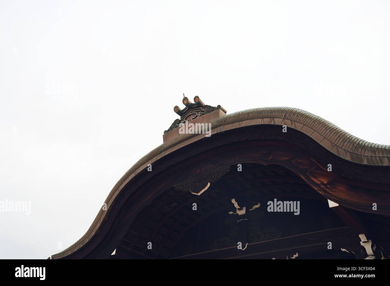Toit incurvé du palais Ninomaru du château de Nijo à Kyoto Banque D'Images
