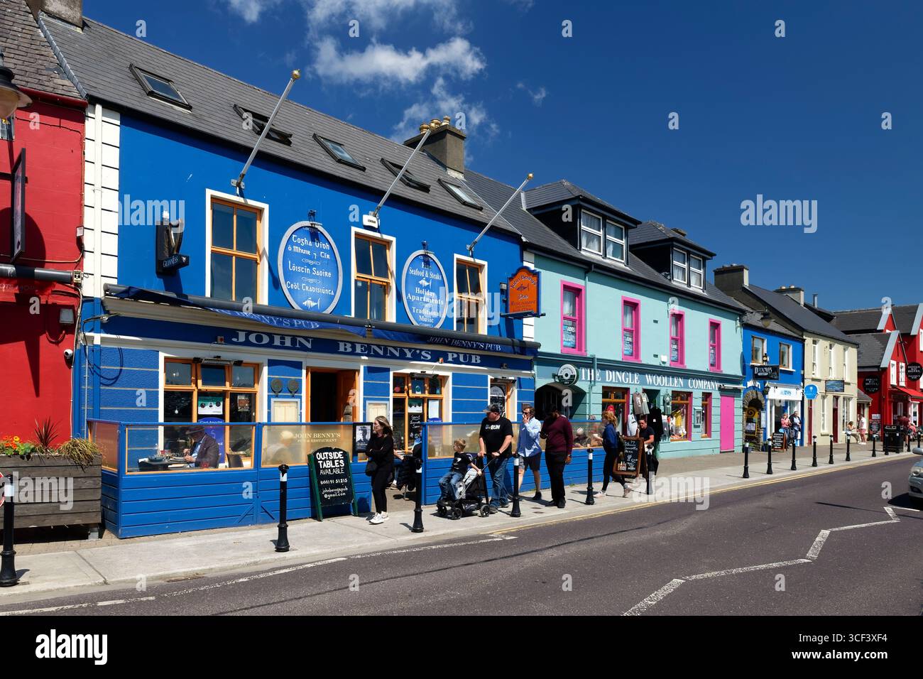 John Benny's Pub and Shop The Dingle Woollen Company sur la route côtière de Dingle, Dingle Peninsula, Peninsula, Wild Atlantic Way, Munster Province, comté de Kerry, Irlande Banque D'Images
