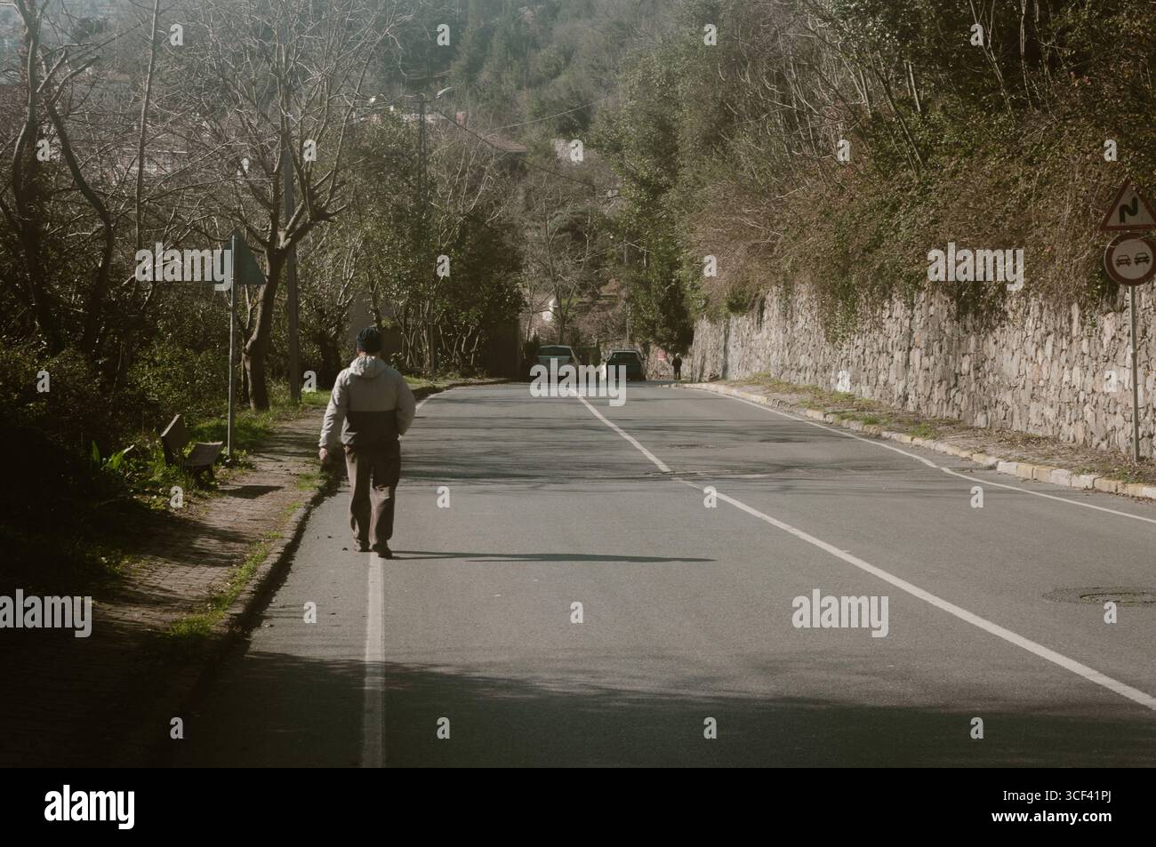 Calme urbain évasion une promenade à travers la nature encadrée sentier résidentiel de turquie Banque D'Images