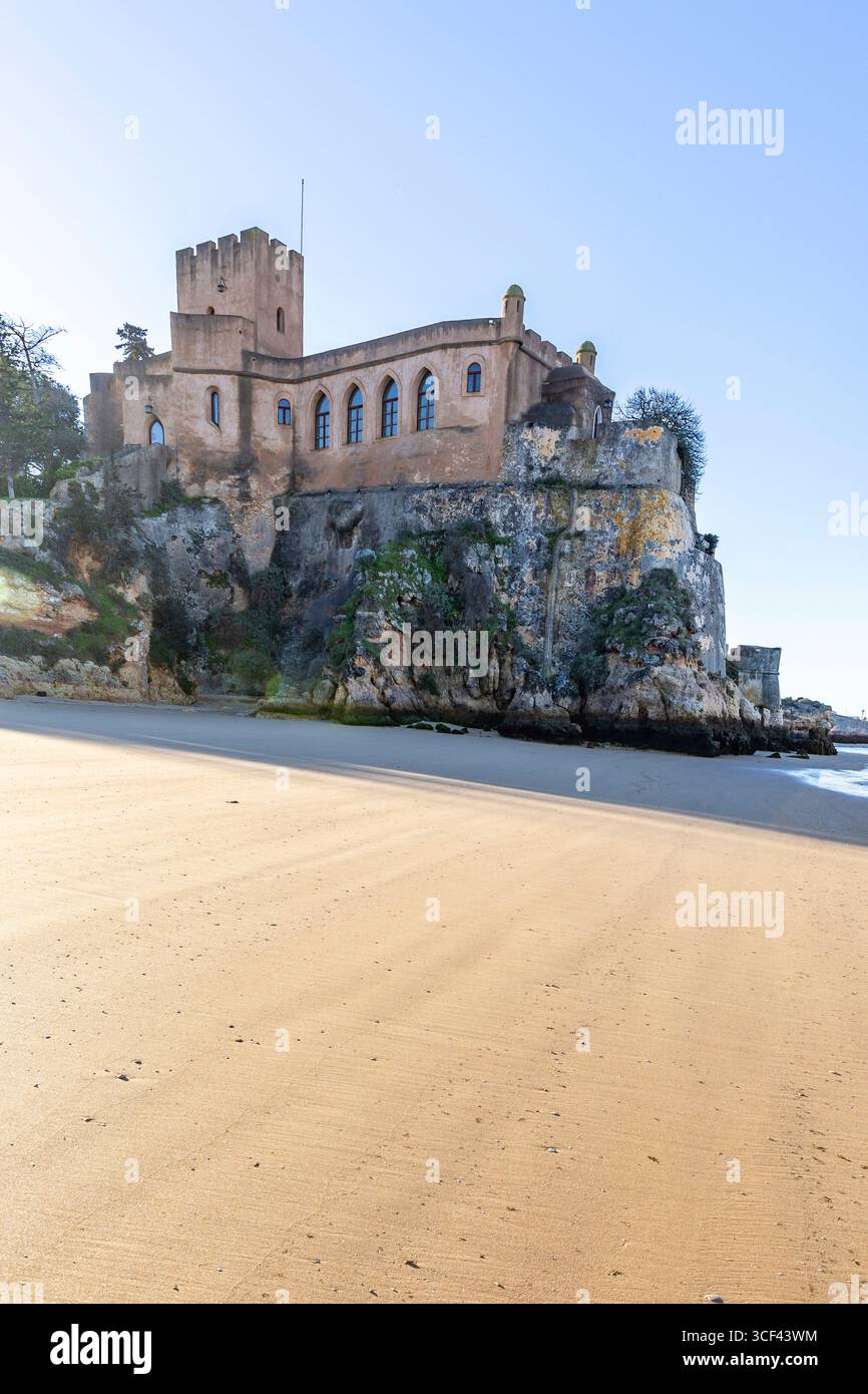 Lever de soleil sur l'océan Atlantique, un château au milieu de la plage, un bâtiment historique protégeant le port, Castelo de Ferragudo, sur la plage de sable Praia da Angrinha, Portimao, Algarve, Portugal Banque D'Images