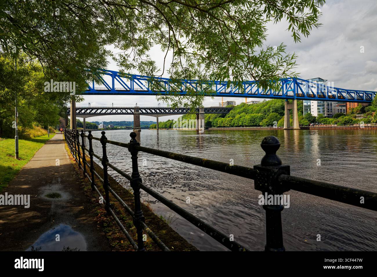 Sentier à Gateshead River Park vers le pont Queen Elizabeth II Metro sur la rivière Tyne, Newcastle upon Tyne, Angleterre. Banque D'Images