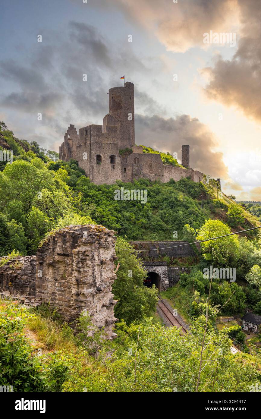Tunnel de chemin de fer sous le Löwenburg, belles ruines de château historique sur l'Elzbach au milieu de la forêt, photo de paysage près de Monreal, Allemagne Banque D'Images