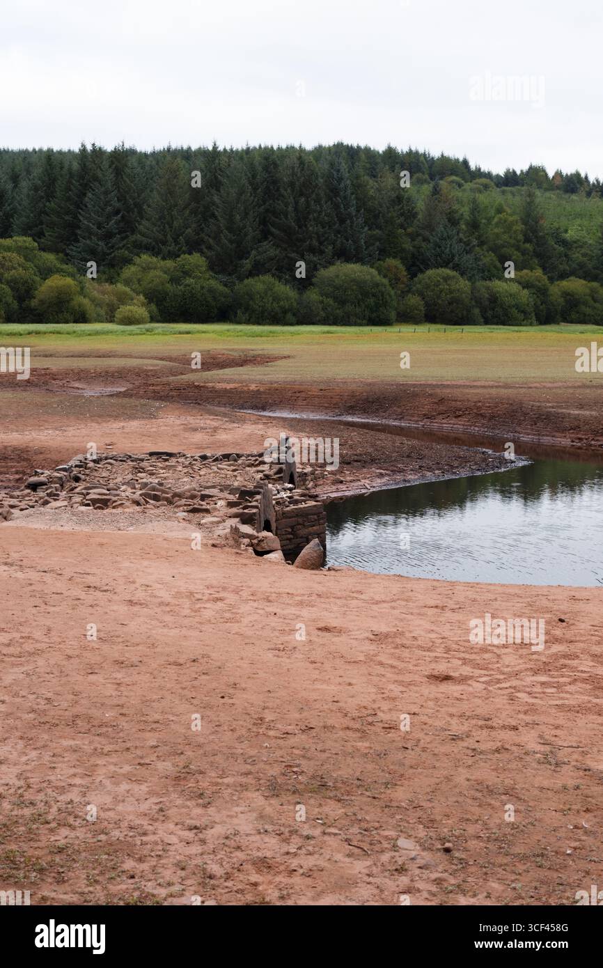 Réservoir de Llwyn ONN, Merthyr Tydfil, pays de Galles du Sud, Royaume-Uni. 20 août 2025. Météo britannique : les niveaux d'eau plus bas de ce réservoir ont découvert un vieux pont 'Pont Ar DAF', qui était en service avant la construction des réservoirs dans les années 1920 Il est généralement sous l'eau, et n'apparaît que dans les niveaux d'eau inférieurs. Crédit : Andrew Bartlett/Alamy Live News Banque D'Images Réservoir de Llwyn ONN, Merthyr Tydfil, pays de Galles du Sud, Royaume-Uni. 20 août 2025. Météo britannique : les niveaux d'eau plus bas de ce réservoir ont découvert un vieux pont 'Pont Ar DAF', qui était en service avant la construction des réservoirs dans les années 1920 Il est généralement sous l'eau, et n'apparaît que dans les niveaux d'eau inférieurs. Crédit : Andrew Bartlett/Alamy Live News Banque D'Images