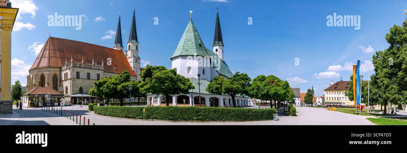 Place du pape Benoît avec la chapelle de grâce, église collégiale paroissiale de tous Philip et de tous James et vue sur la place de la chapelle à Altötting, haute-Bavière, Bavière, Allemagne Banque D'Images