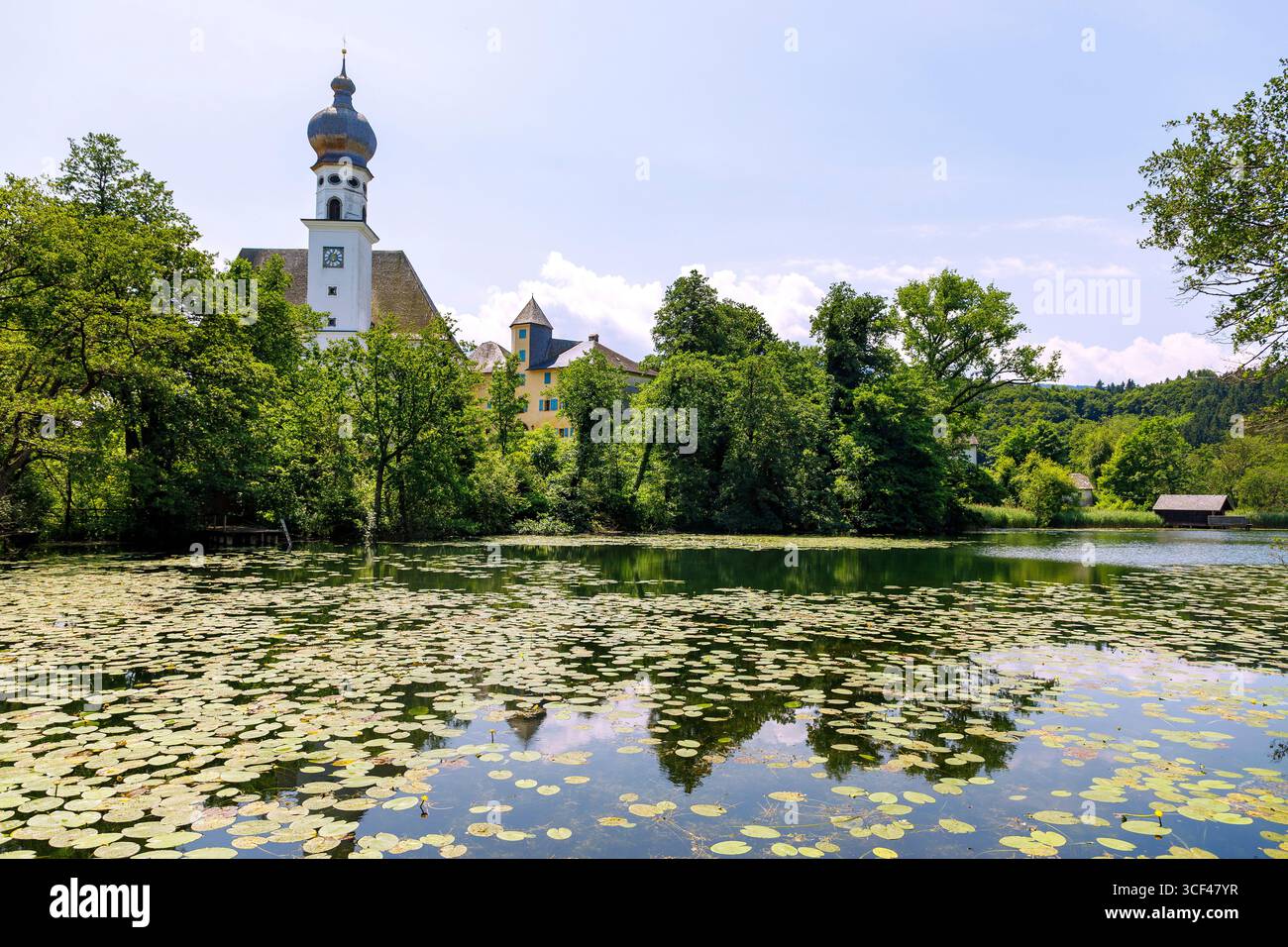 Monastère de Höglwörth avec la collégiale des membres Pierre et Paul et le lac de Höglwörth, Höglwörth, Berchtesgadener Land, haute-Bavière, Bavière, Allemagne Banque D'Images