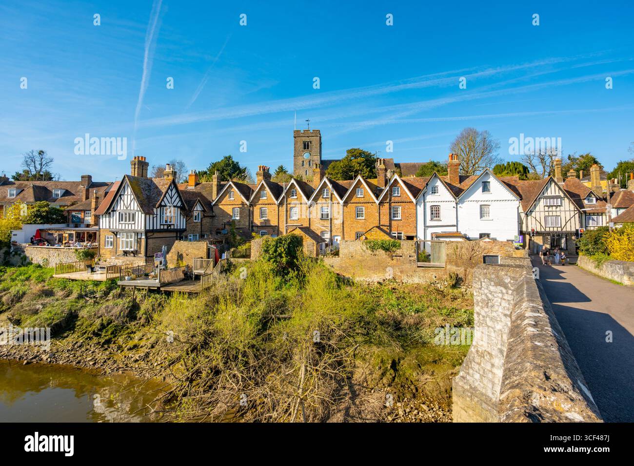 Maisons sur les rives du Medway à Aylesford Kent Banque D'Images