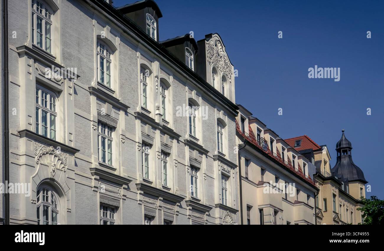 Façade partielle d'un immeuble d'appartements dans le style baroque Art Nouveau à Haidhausen à Munich. Banque D'Images