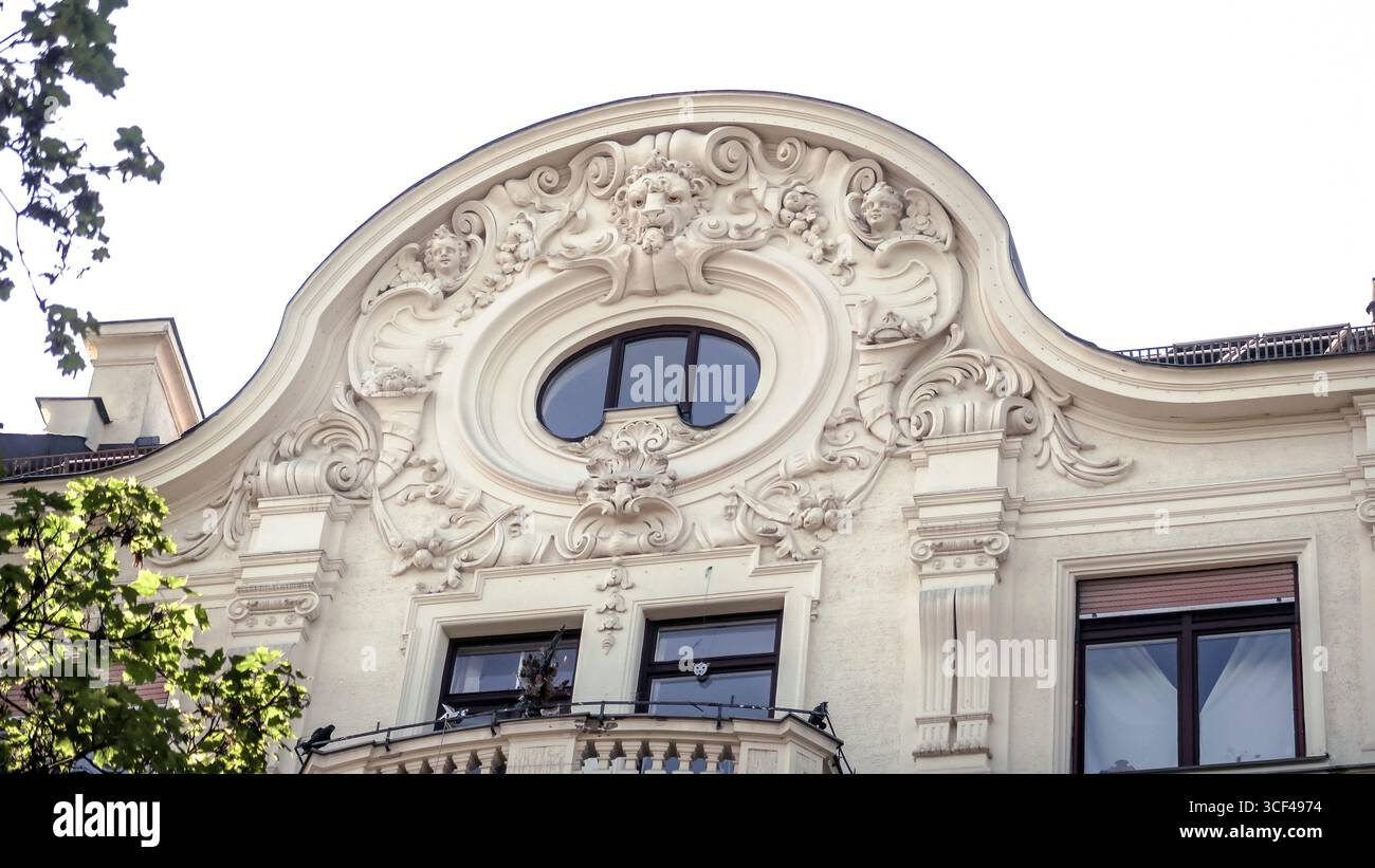 Pignon de queue de style néo-baroque dans la vieille ville de Lehel à Munich. Banque D'Images