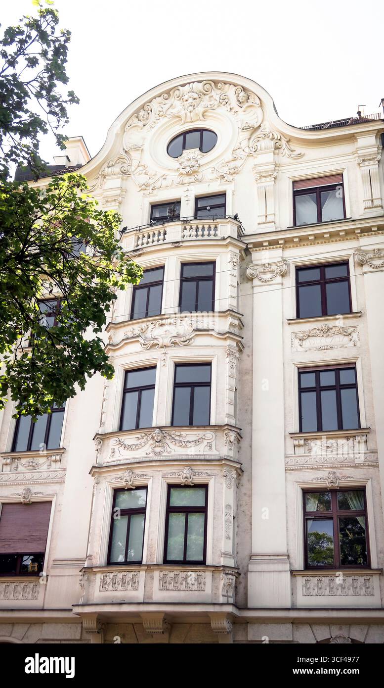 Façade de maison dans la vieille ville de Lehel à Munich. Construit en 1908-1909. Banque D'Images