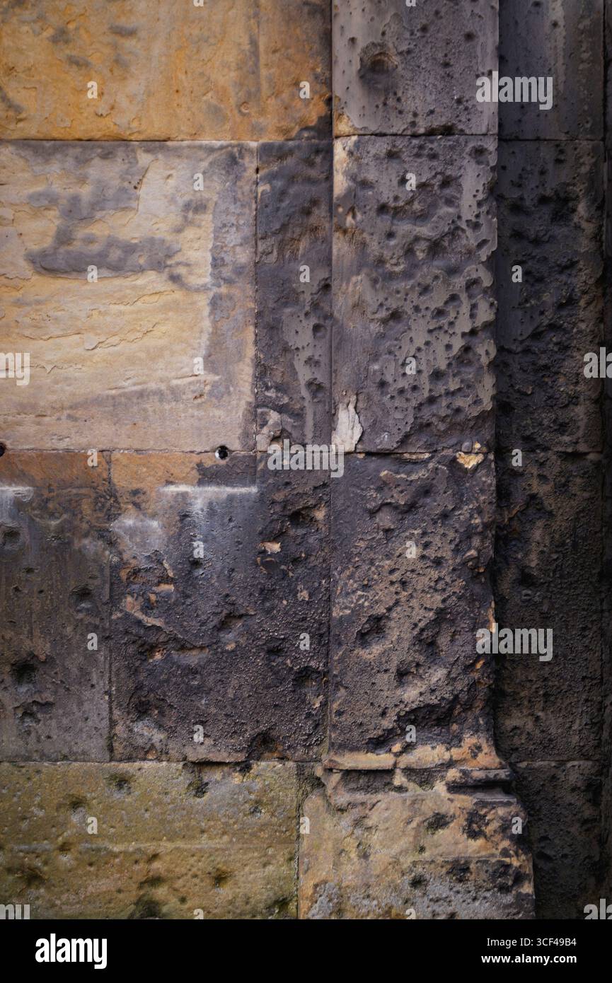 Un mur avec un pilier, marqué par des éclats d'obus, des dégâts de bombes, des dégâts de guerre, des trous de balles Banque D'Images