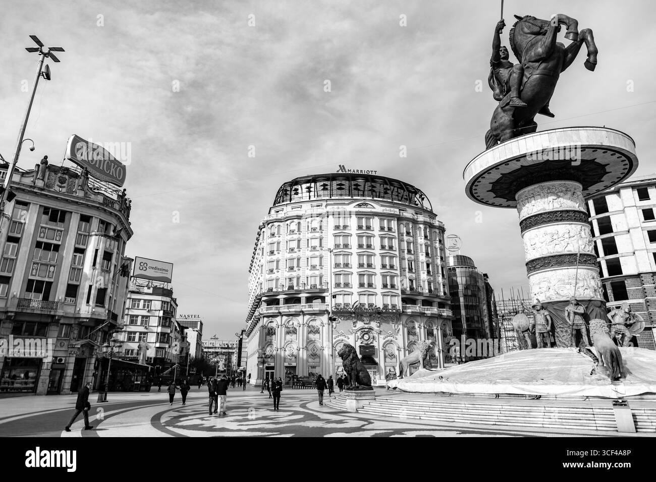 Skopje, Macédoine du Nord - 7 février 2024 : guerrier sur une statue de cheval sur la place de Macédoine, la place principale de Skopje, la plus grande place en carré du comte Banque D'Images