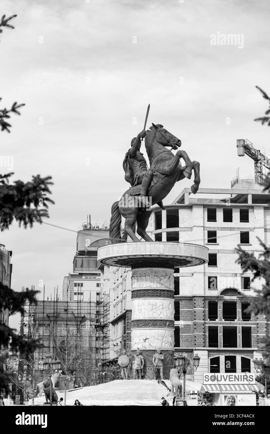 Skopje, Macédoine du Nord - 7 février 2024 : guerrier sur une statue de cheval sur la place de Macédoine, la place principale de Skopje, la plus grande place en carré du comte Banque D'Images