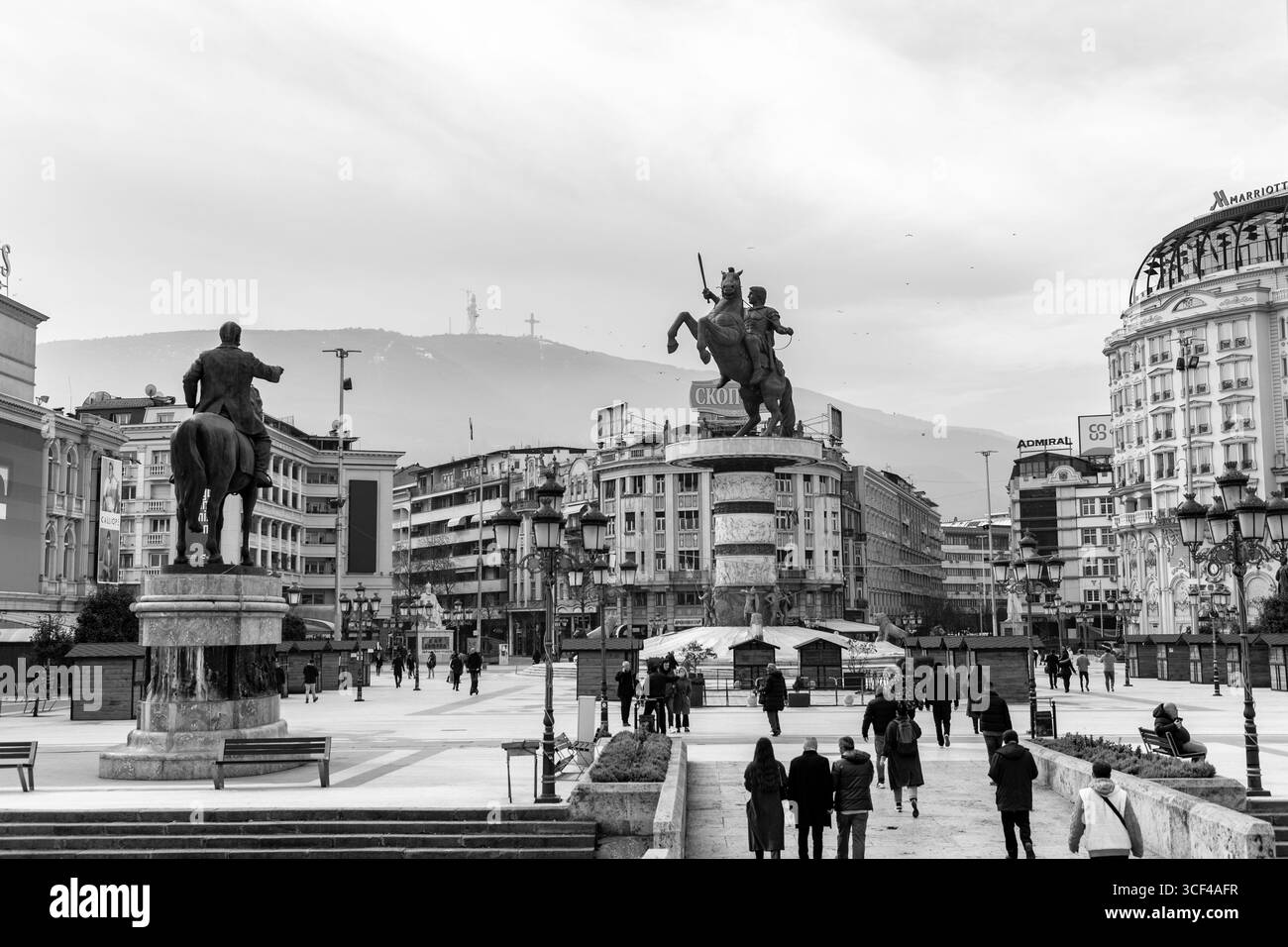Skopje, Macédoine du Nord - 7 février 2024 : guerrier sur une statue de cheval sur la place de Macédoine, la place principale de Skopje, la plus grande place en carré du comte Banque D'Images