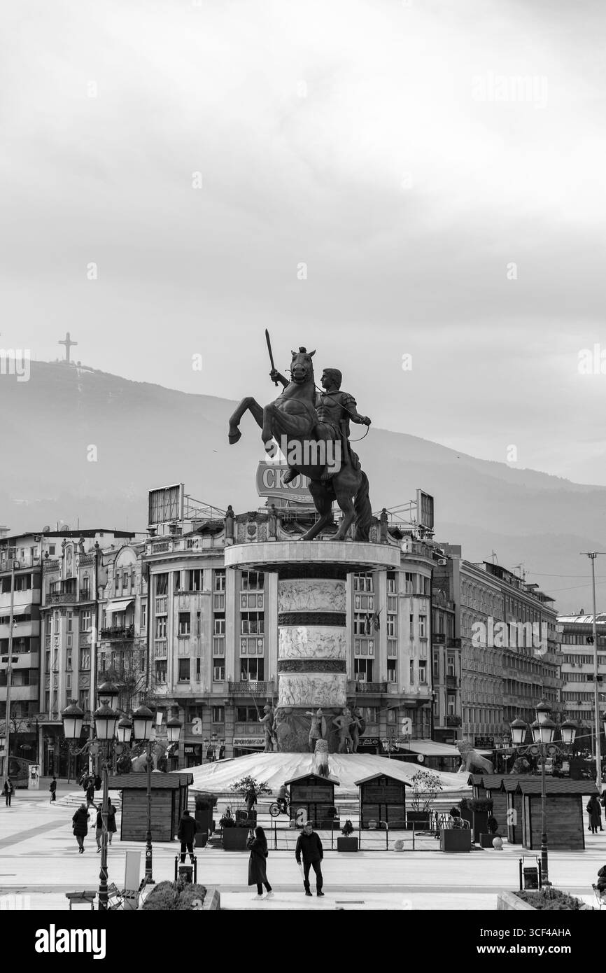 Skopje, Macédoine du Nord - 7 février 2024 : guerrier sur une statue de cheval sur la place de Macédoine, la place principale de Skopje, la plus grande place en carré du comte Banque D'Images