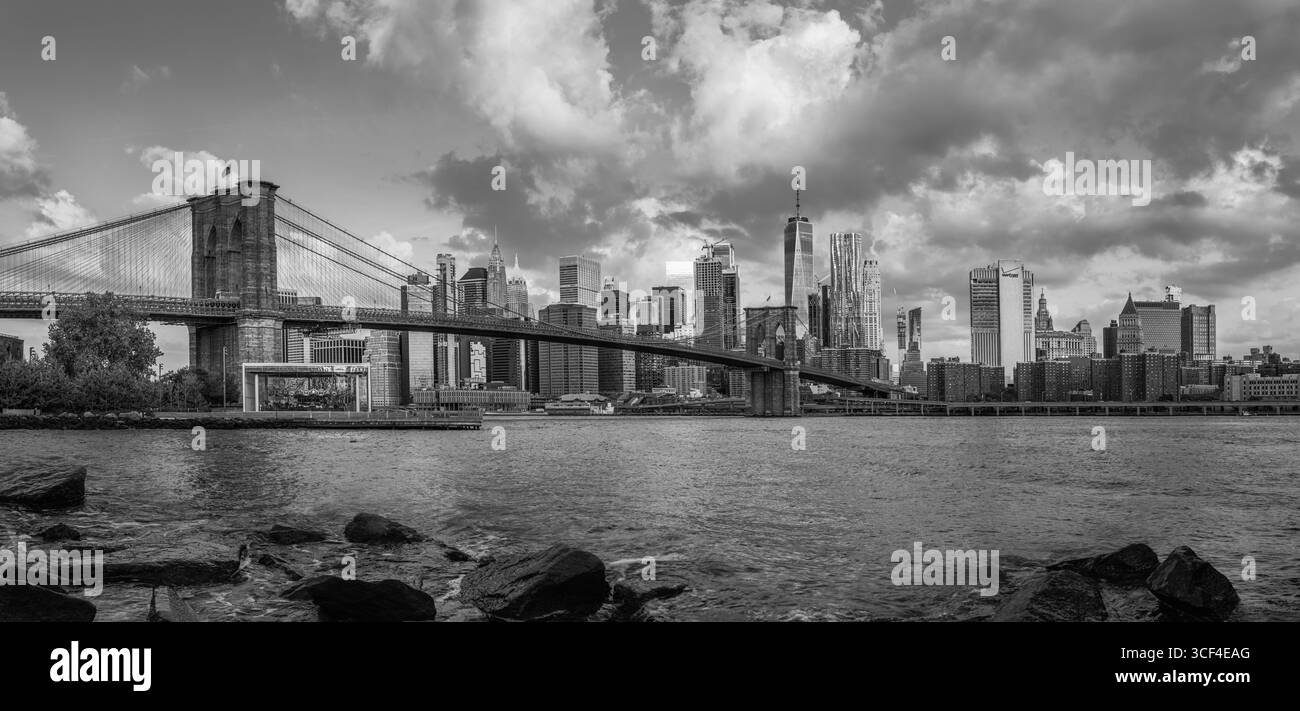 Brooklyn Bridge et Manhattan skyline en noir et blanc Banque D'Images