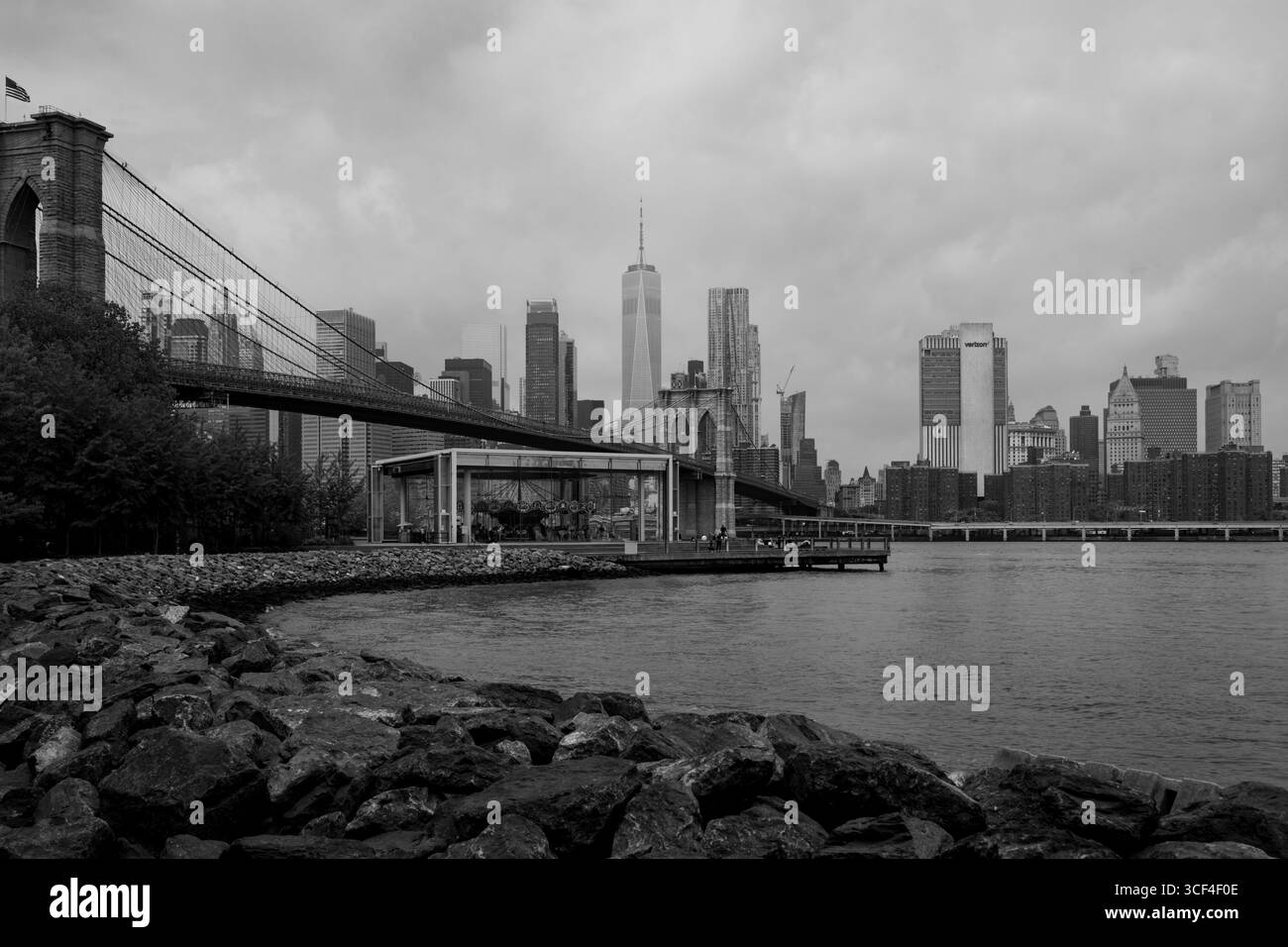 Brooklyn Bridge et Manhattan skyline en noir et blanc Banque D'Images