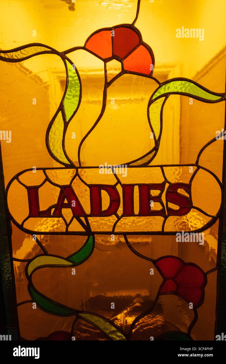 Angleterre, Somerset, Bath, Railway place, The Royal Hotel, porte des toilettes pour dames, vitrail au design Art déco Banque D'Images