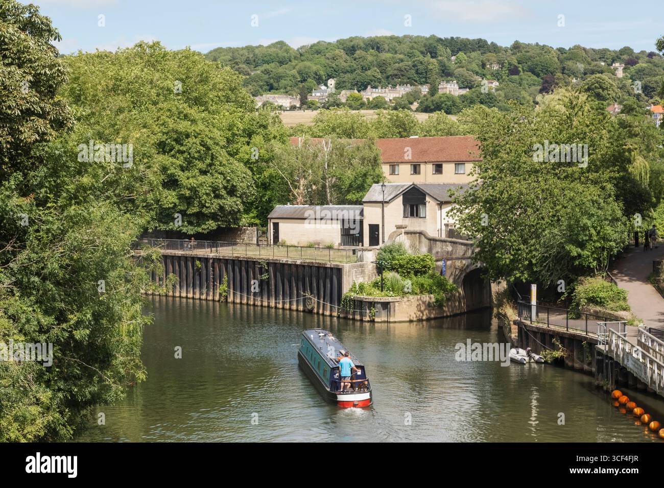 Angleterre, Somerset, Bath, le canal Kennet et Avon, canal View et canal Boat coloré Banque D'Images