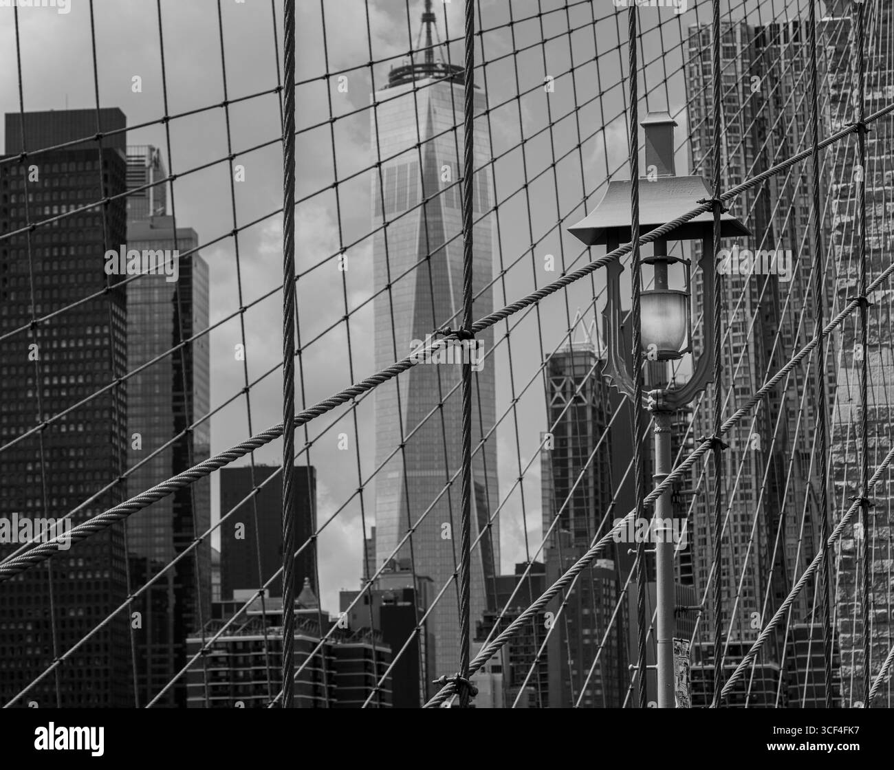 Passerelle piétonne du pont de Brooklyn avec vue sur Manhattan à New York Banque D'Images