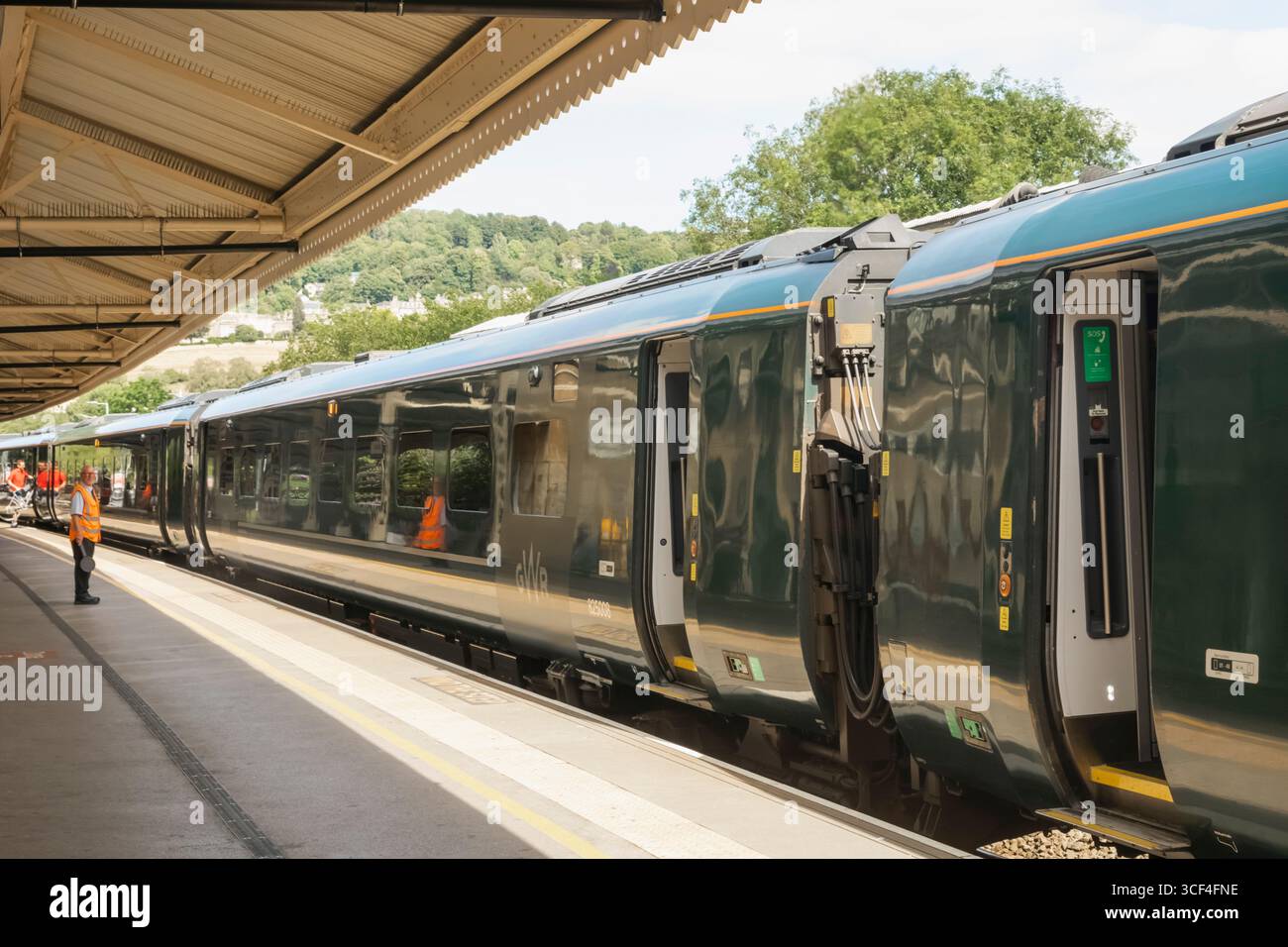 Angleterre, Somerset, Bath, Bath Spa Gare, plate-forme vide avec train sur le point de partir Banque D'Images