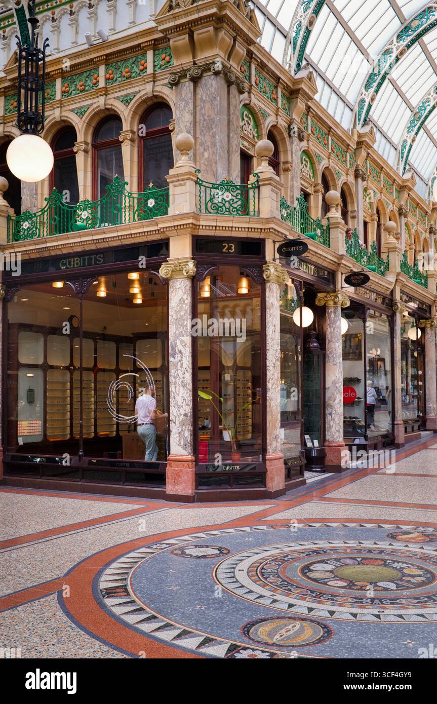 Magasin de lunettes Cubitts dans le Central Arcade, Leeds Banque D'Images