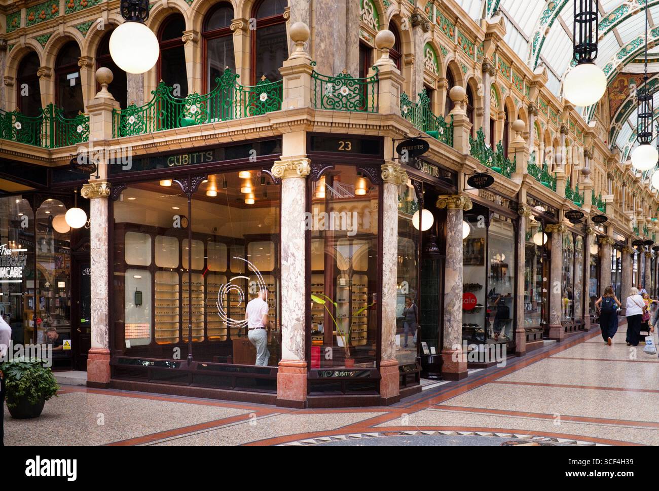 Cubitts opticiens magasin à Central Arcade, Leeds Banque D'Images