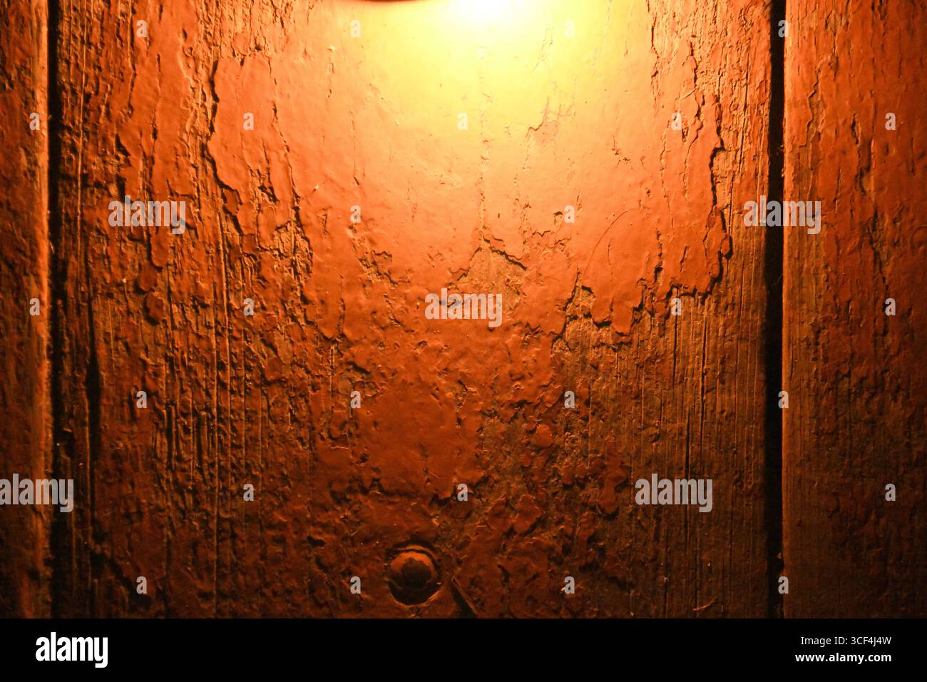 Bougies brûlantes sur le fond d'une vieille planche de grange, photo tonique Banque D'Images