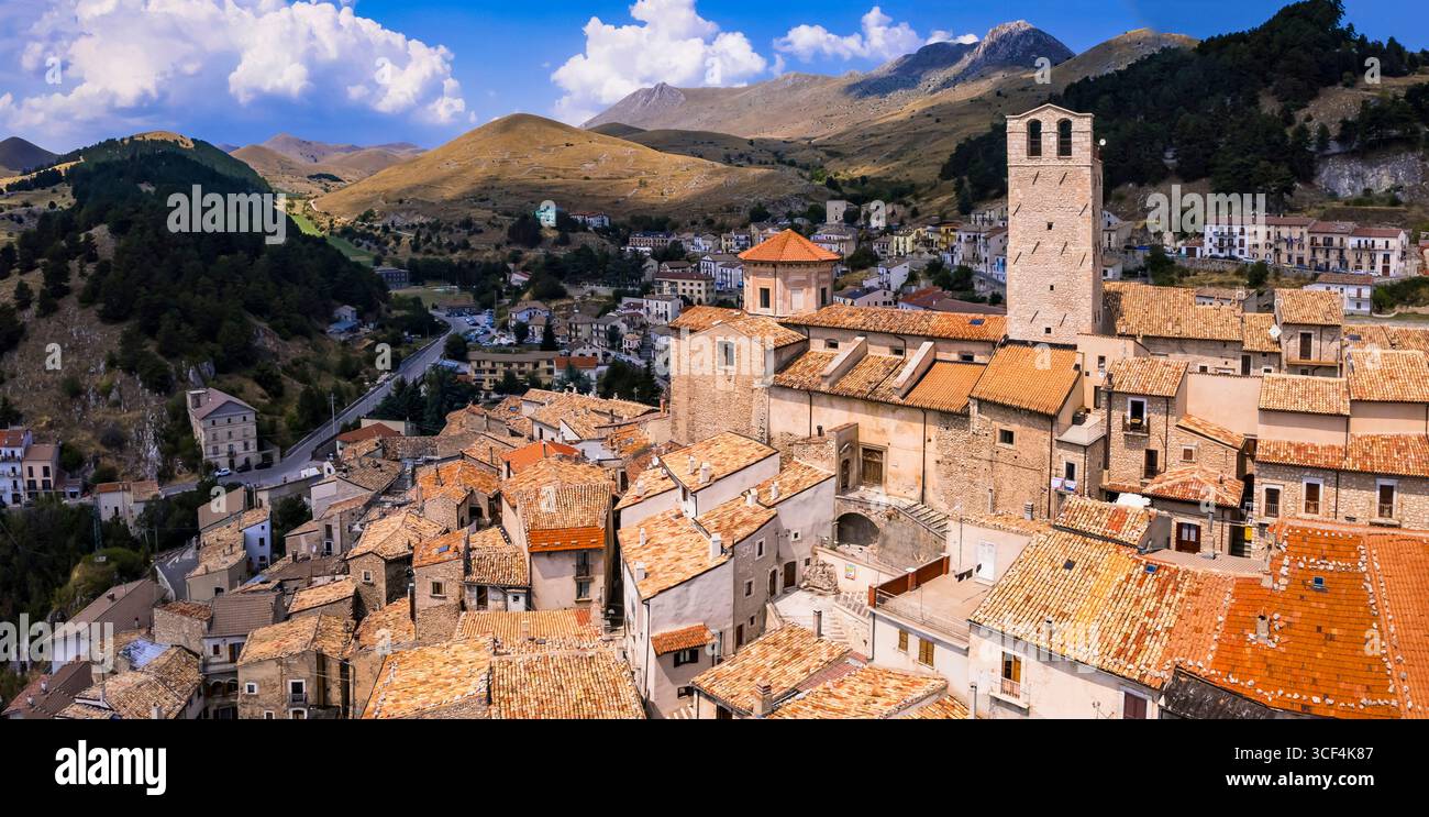 Tourisme dans les Abruzzes, Italie . Les plus beaux villages italiens (borgo) Castel del Monte - situé dans la chaîne de montagnes Gran Sasso. drone aérien panoramique v Banque D'Images
