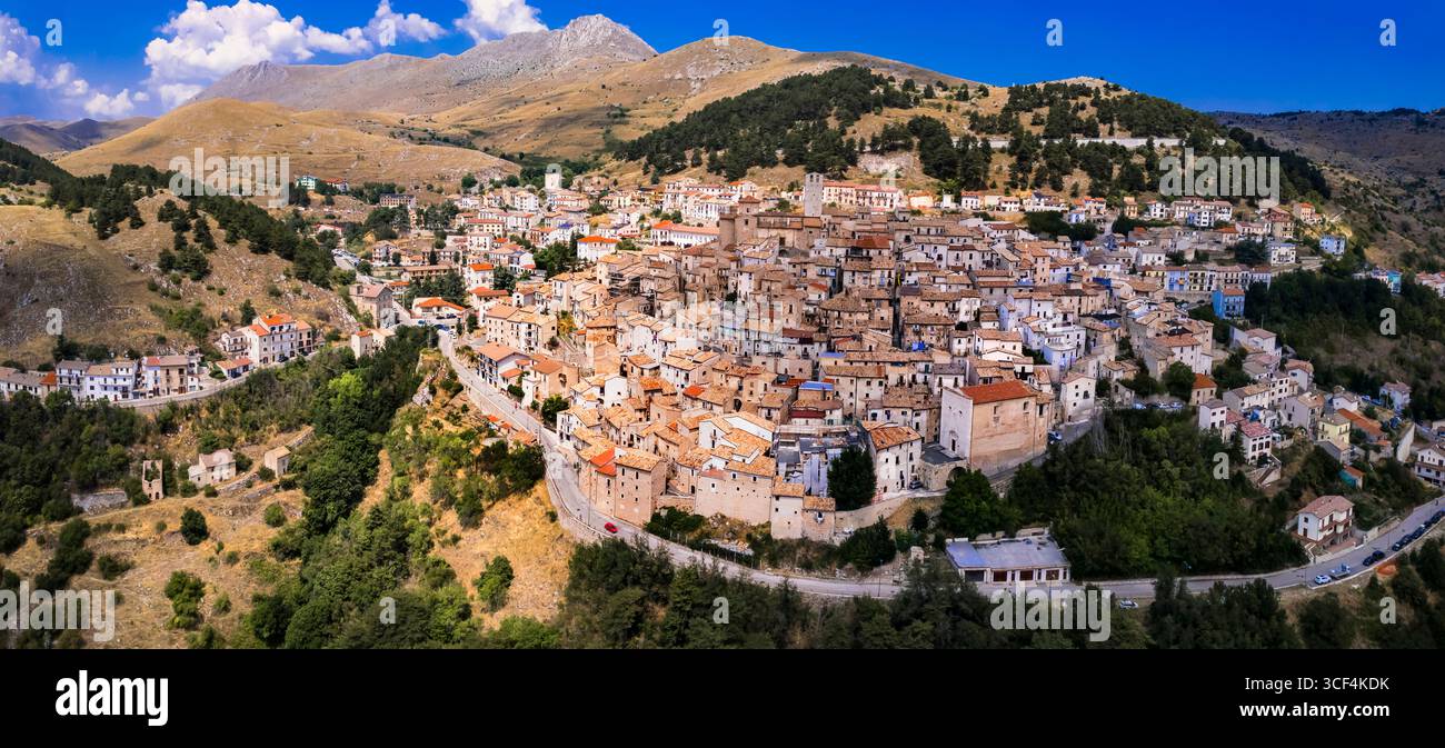Tourisme dans les Abruzzes, Italie . Les plus beaux villages italiens (borgo) Castel del Monte - situé dans la chaîne de montagnes Gran Sasso. drone aérien panoramique v Banque D'Images
