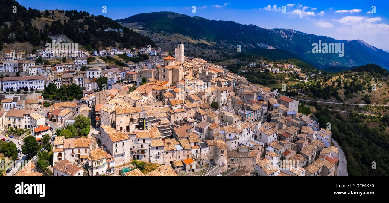 Tourisme dans les Abruzzes, Italie . Les plus beaux villages italiens (borgo) Castel del Monte - situé dans la chaîne de montagnes Gran Sasso. drone aérien panoramique v Banque D'Images