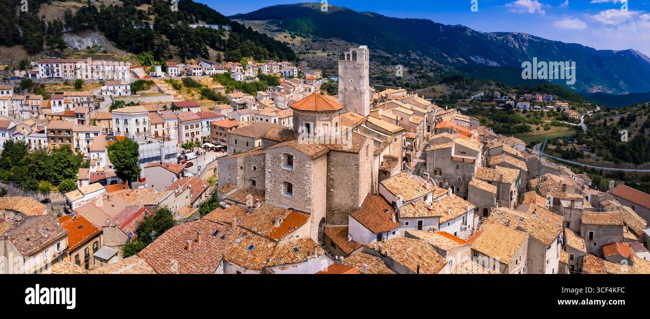 Tourisme dans les Abruzzes, Italie . Les plus beaux villages italiens (borgo) Castel del Monte - situé dans la chaîne de montagnes Gran Sasso. drone aérien panoramique v Banque D'Images