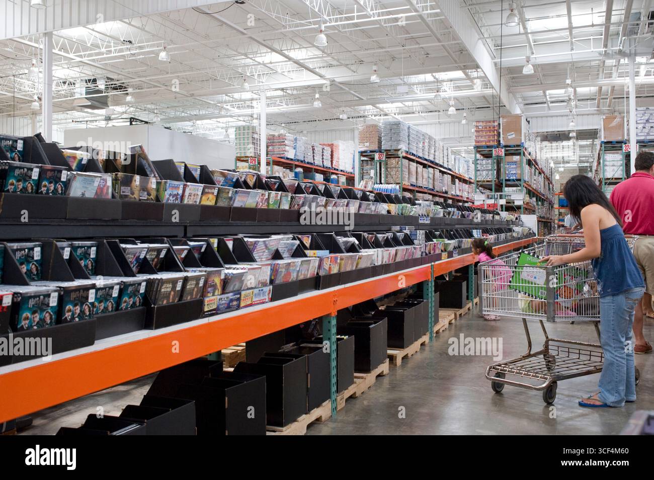 Des présentoirs de DVD sur l'affichage à l'entrepôt Costco. Costco Wholesale Corporation exploite une chaîne internationale d'adhésion entrepôts qui offre q Banque D'Images