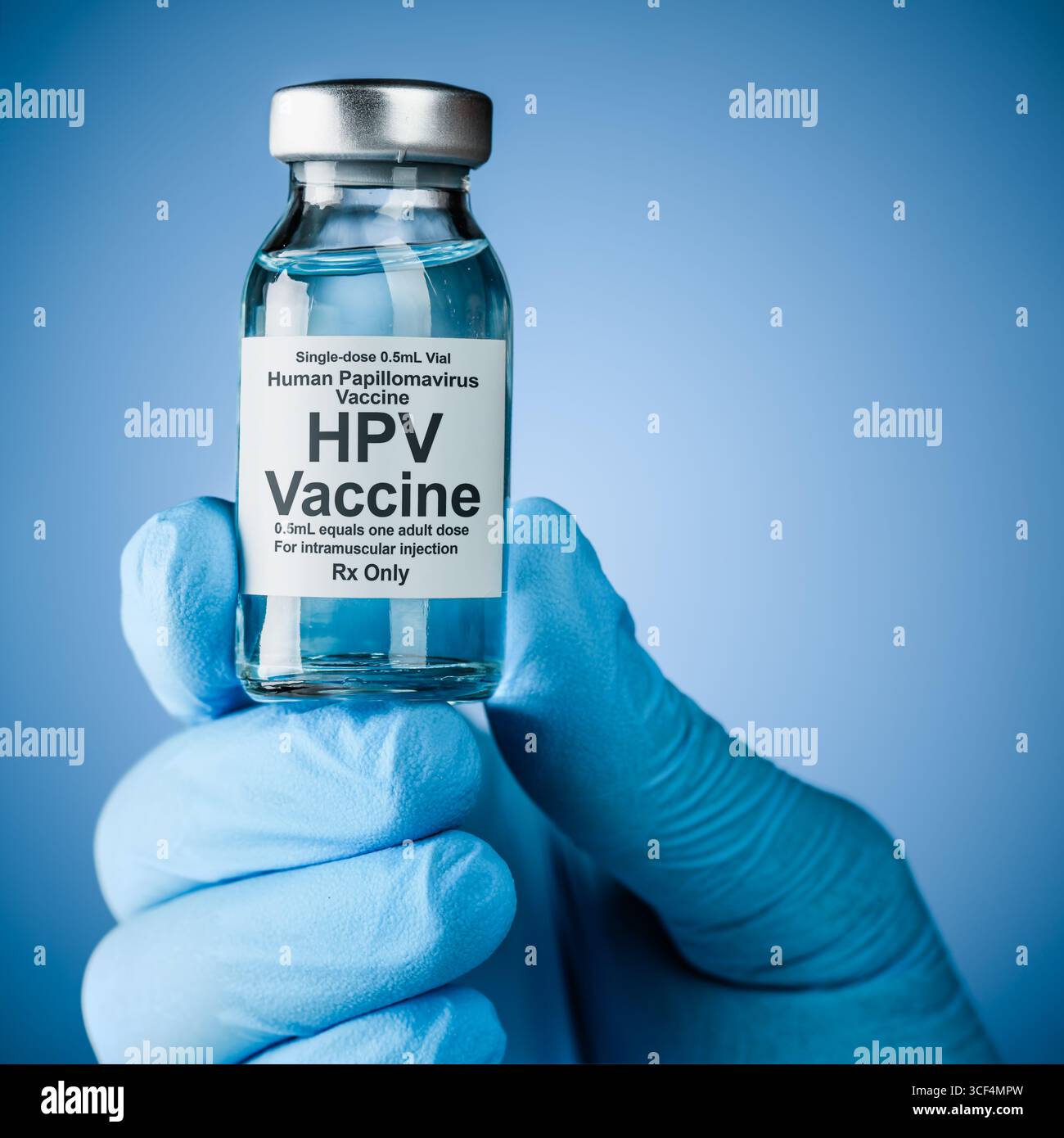Infirmières main dans des gants médicaux bleus tenant une bouteille de vaccin avec le texte HPV. Concept de soins de santé de prévention ou de traitement du virus du papillome humain et Banque D'Images