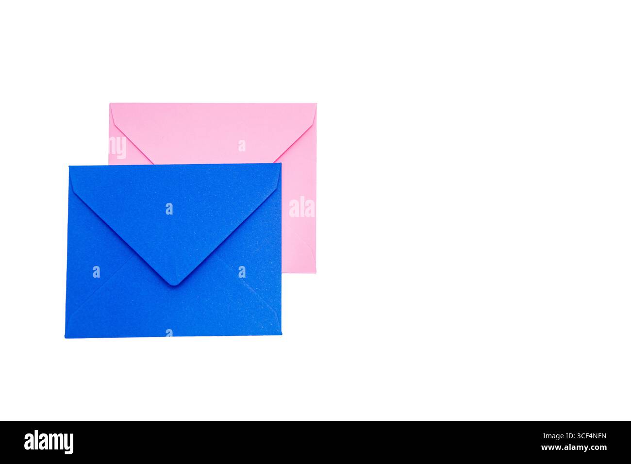 Vue de dessus des enveloppes bleues et roses dans une rangée sur fond blanc isolé Banque D'Images