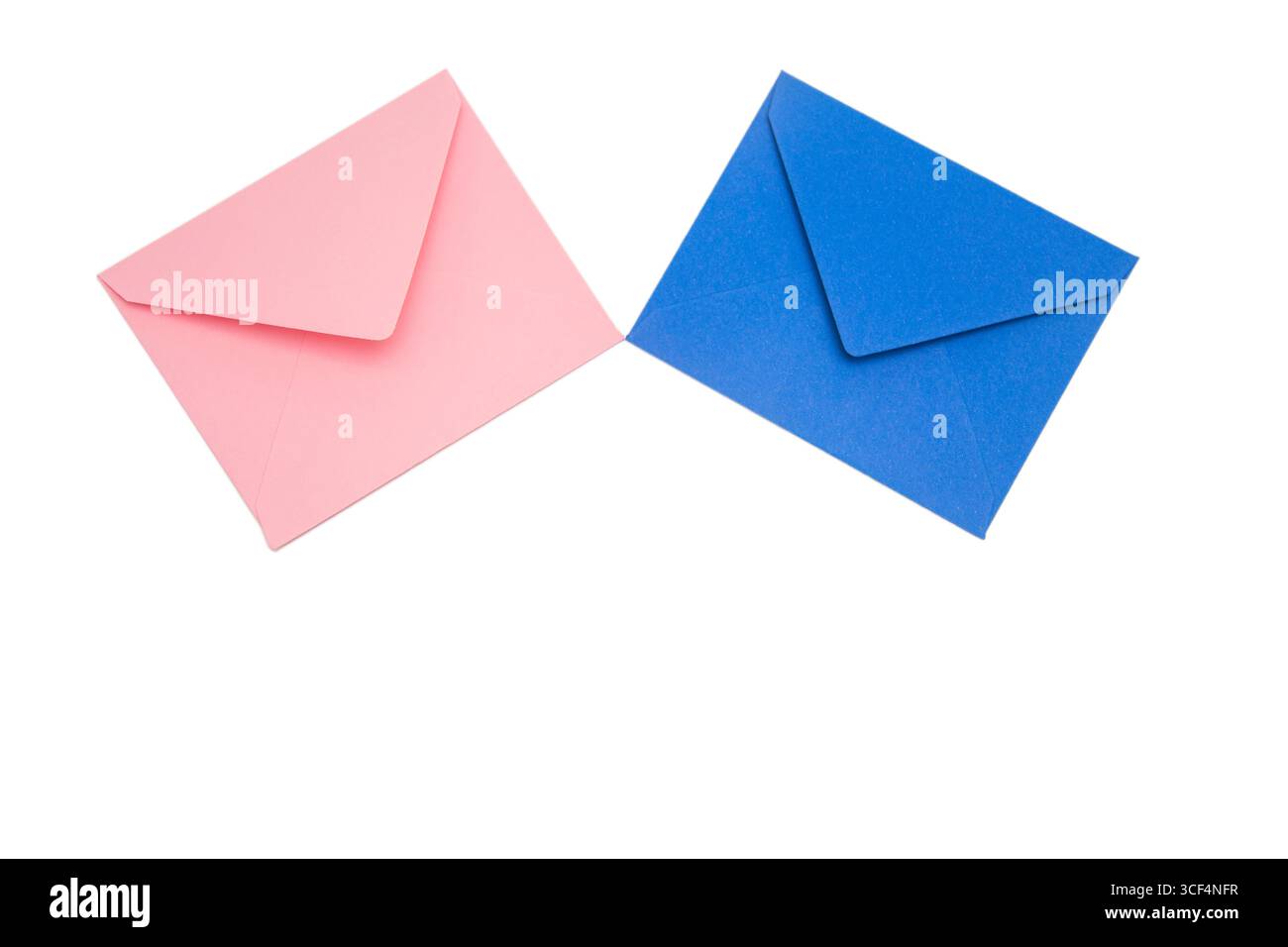 Vue de dessus d'enveloppes bleues et roses couchées en diagonale sur fond blanc isolé Banque D'Images