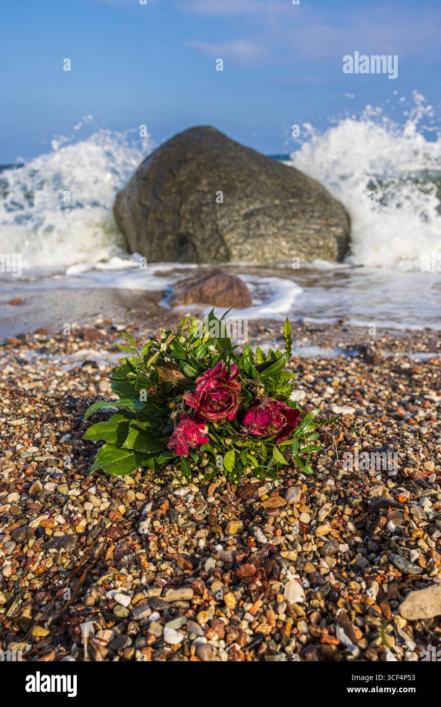 Bouquet sur la plage, fleurs funéraires, sépulture en mer, Schönhagen, Schleswig-Holstein, Allemagne, souvenir, symbole de deuil Banque D'Images