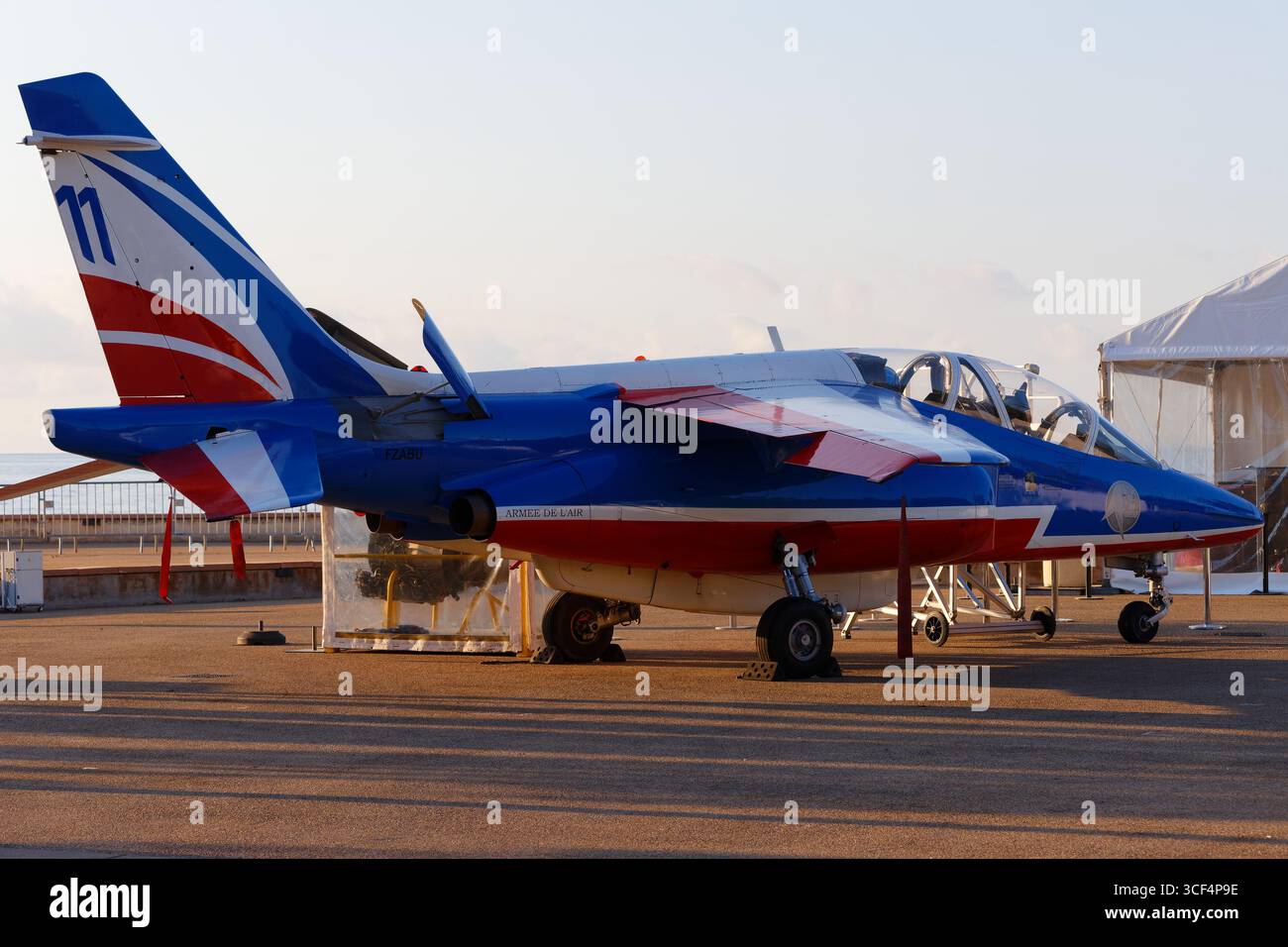 Menton, France-01 août 2025 : Dassault-Dornier Alpha Jet E de la patrouille de France sur le tarmac lors du salon aérien de Menton 2025. Banque D'Images