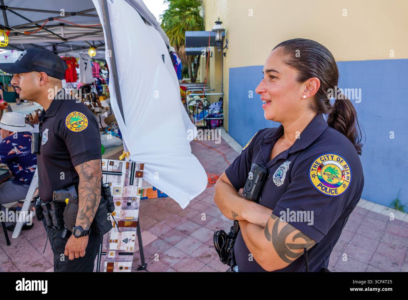 Miami Floride, quartier de Little Havana, 8ème rue Calle Ocho, Viernes Culturales, vendredis culturels, événement mensuel, hispanique cubain, police municipale en patrouille, Banque D'Images
