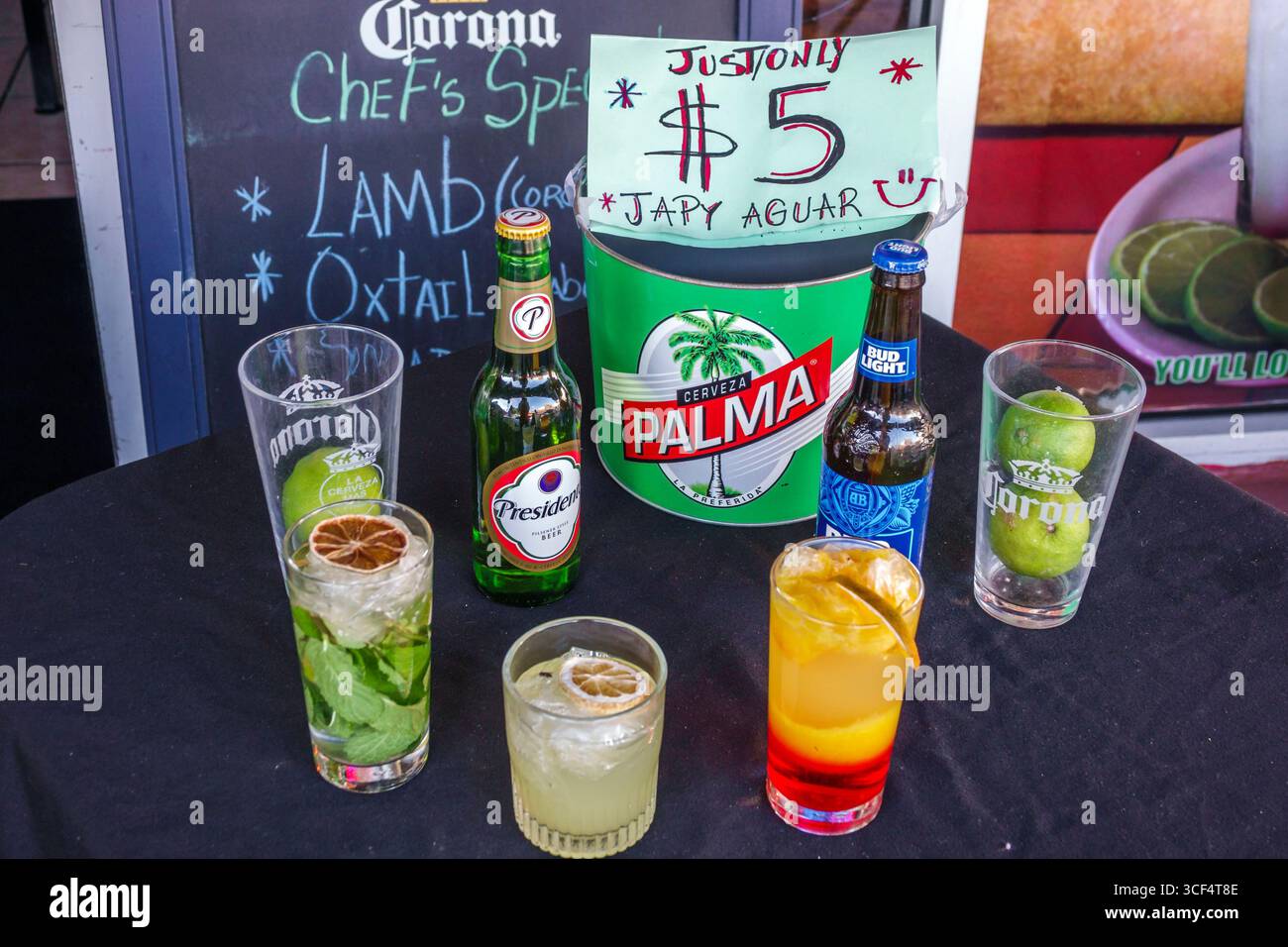 Miami Floride, quartier de Little Havana, 8ème rue Calle Ocho, Viernes Culturales, vendredis culturels, événement mensuel, hispanique cubain, El Cristo Cuban restau Banque D'Images