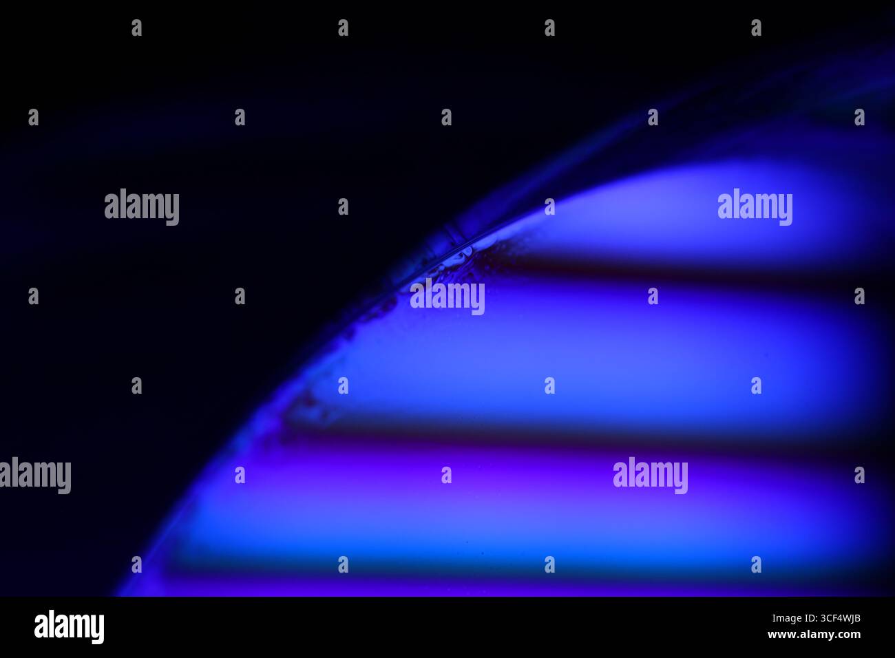 Film fluide violet, fond fluide, ondes plates, mouvement lisse, espace de copie sombre, abstraction d'encre violette Banque D'Images