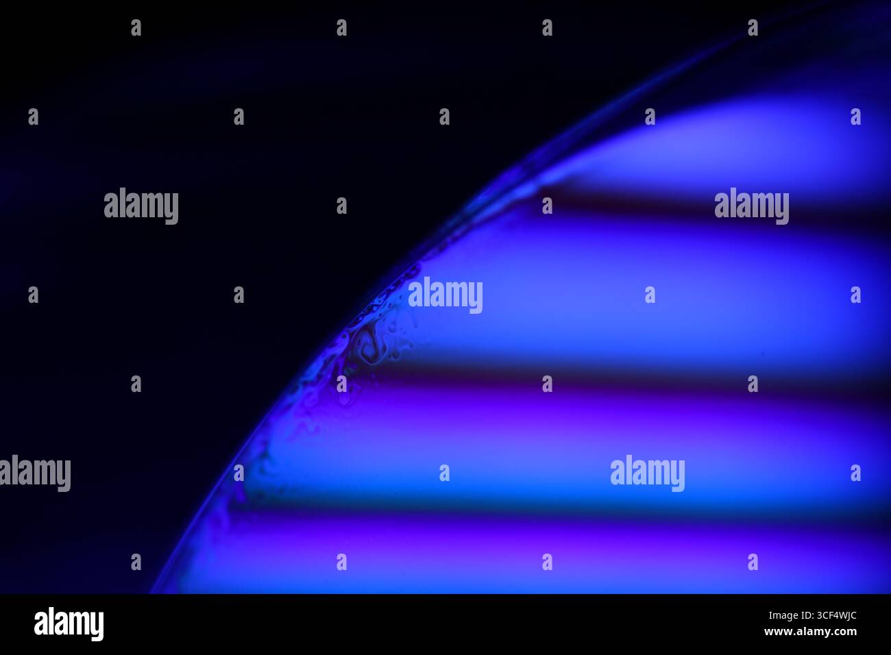 Film fluide violet, fond fluide, ondes plates, mouvement lisse, espace de copie sombre, abstraction d'encre violette Banque D'Images