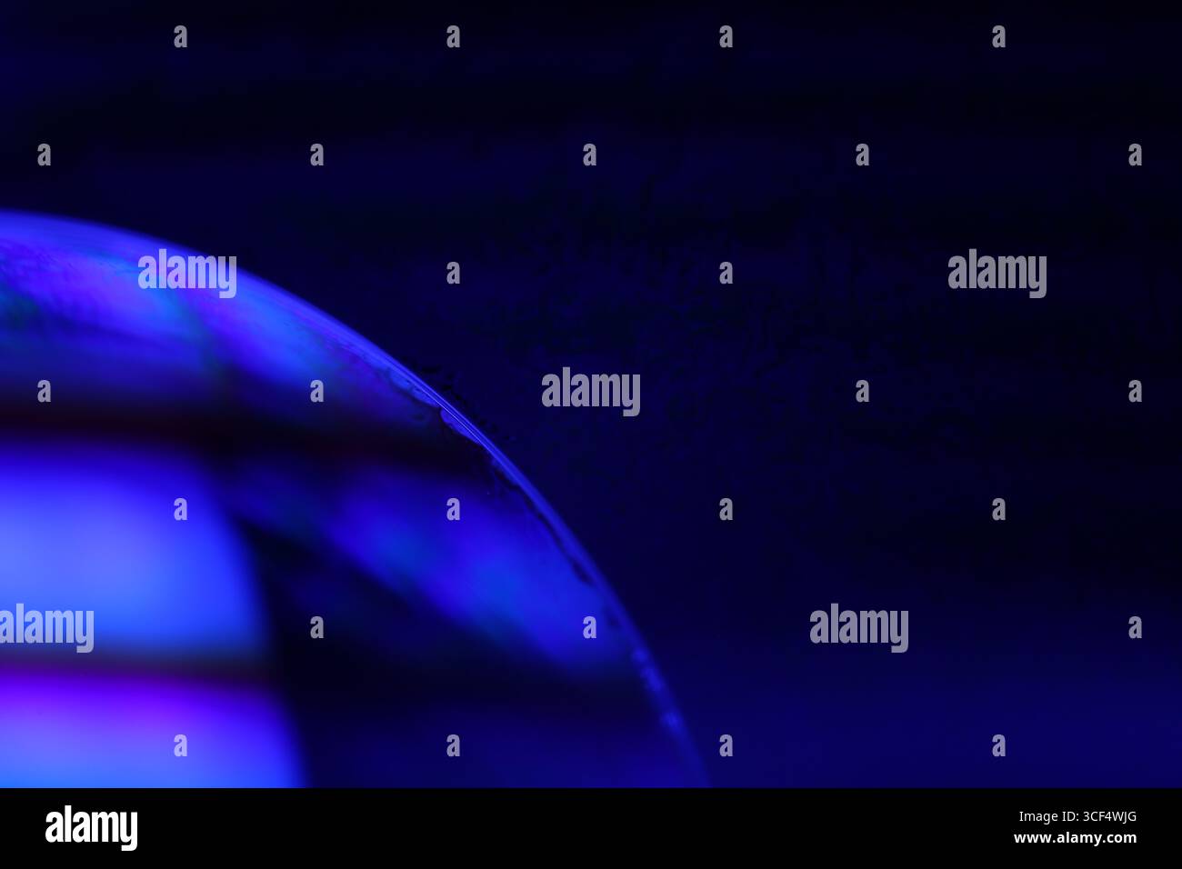 Film fluide violet, fond fluide, ondes plates, mouvement lisse, espace de copie sombre, abstraction d'encre violette Banque D'Images