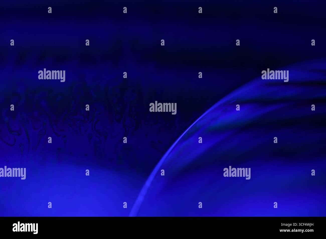 Film fluide violet, fond fluide, ondes plates, mouvement lisse, espace de copie sombre, abstraction d'encre violette Banque D'Images