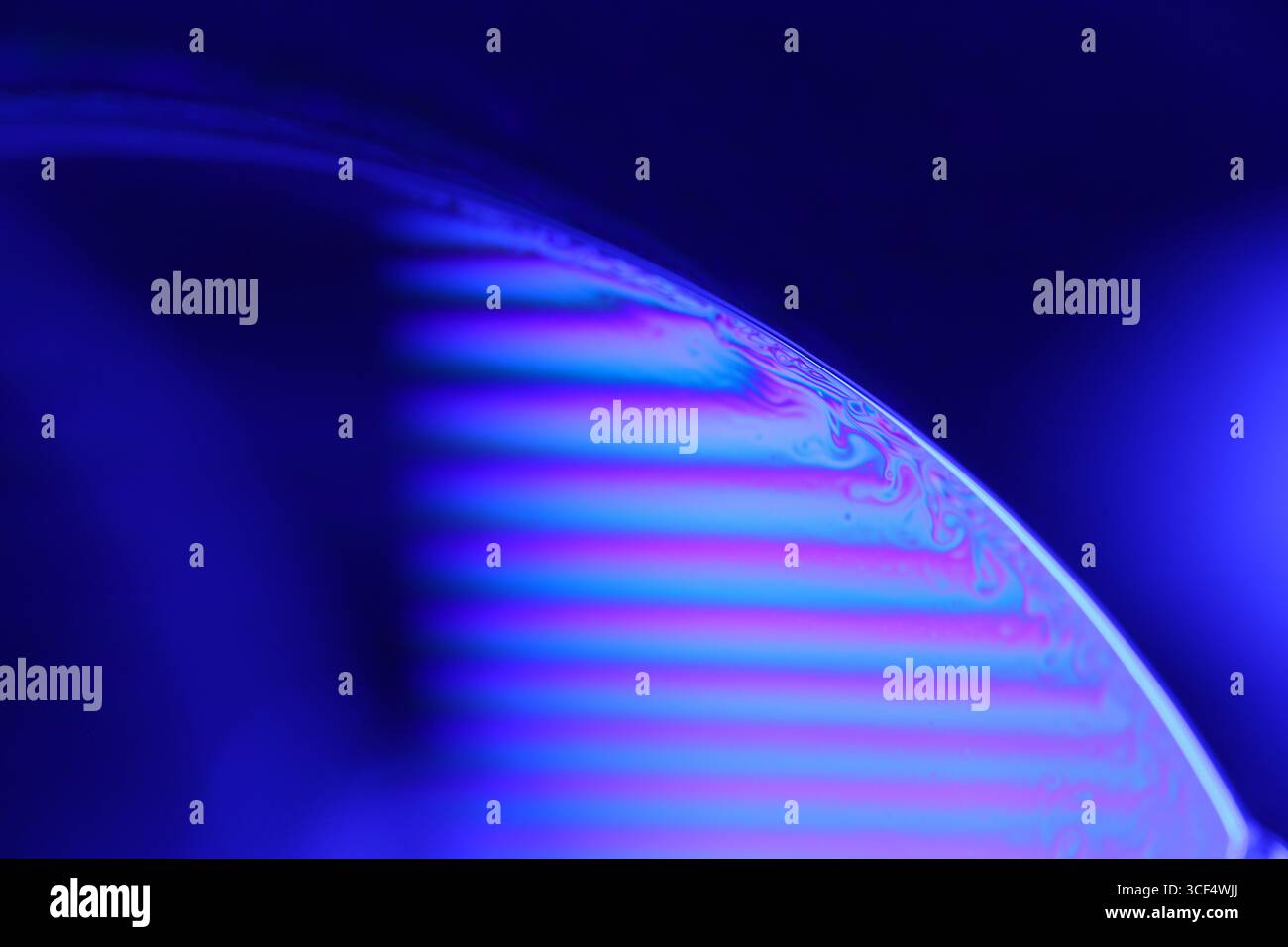 Film fluide violet, fond fluide, ondes plates, mouvement lisse, espace de copie sombre, abstraction d'encre violette Banque D'Images