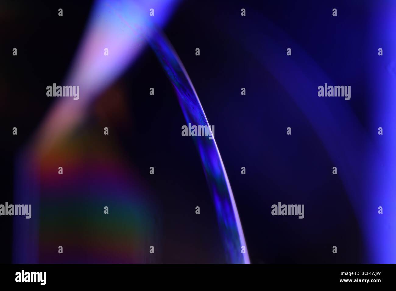 Film fluide violet, fond fluide, ondes plates, mouvement lisse, espace de copie sombre, abstraction d'encre violette Banque D'Images