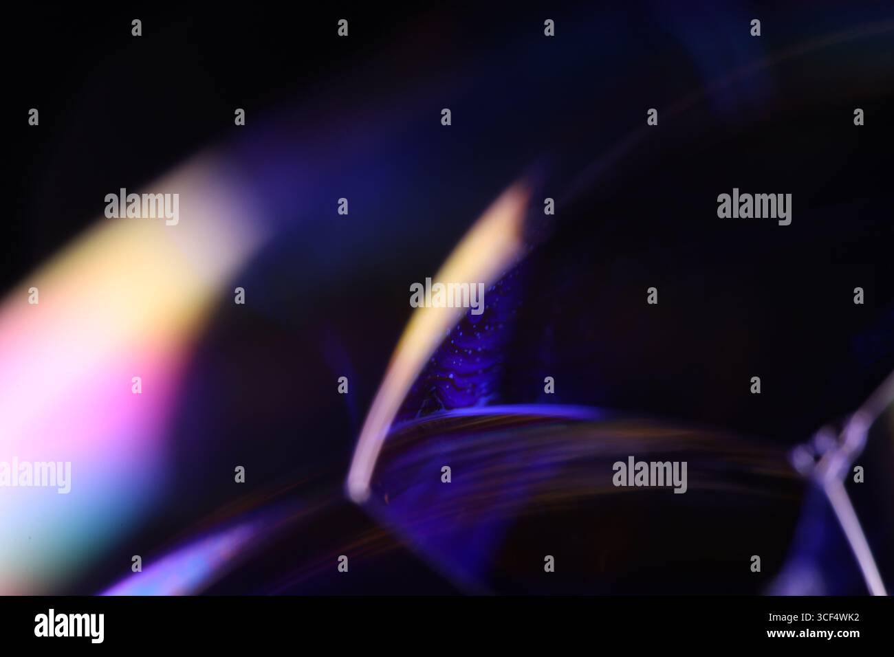 Film fluide violet, fond fluide, ondes plates, mouvement lisse, espace de copie sombre, abstraction d'encre violette Banque D'Images