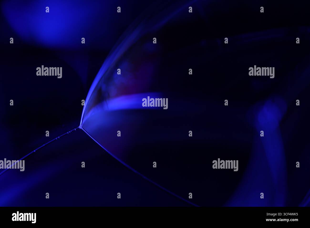 Film fluide violet, fond fluide, ondes plates, mouvement lisse, espace de copie sombre, abstraction d'encre violette Banque D'Images