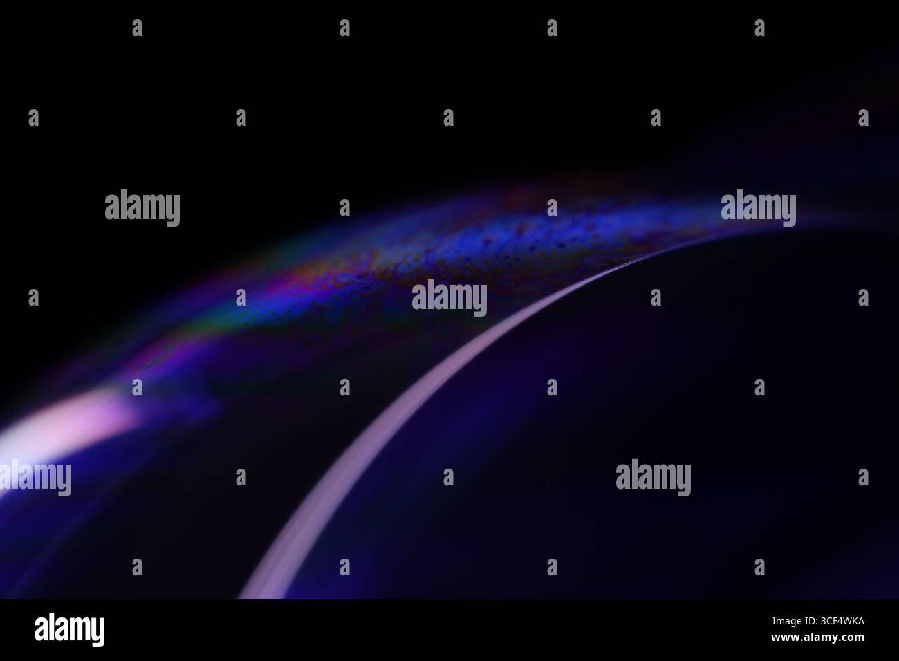 Film fluide violet, fond fluide, ondes plates, mouvement lisse, espace de copie sombre, abstraction d'encre violette Banque D'Images