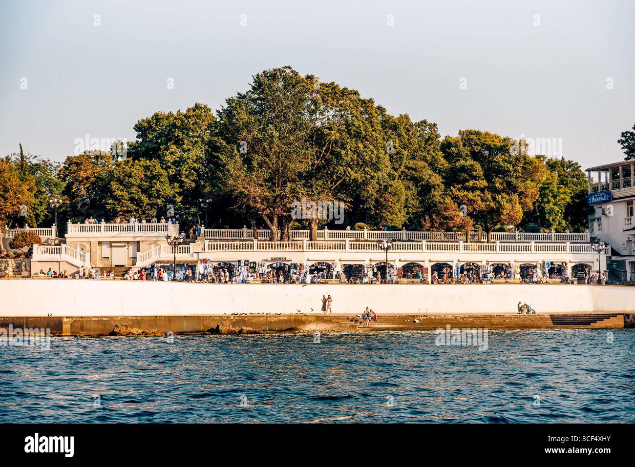 Sébastopol, Crimée, 19 juillet 2020, les gens marchent le long du quai de la ville le jour ensoleillé de l'été Banque D'Images